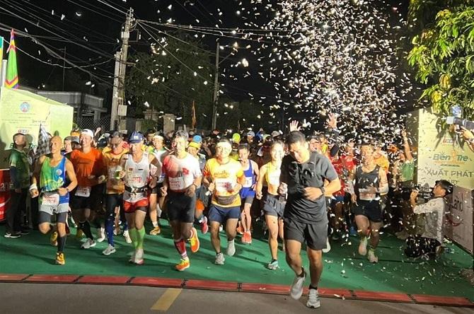 500 vận động viên tham gia cự ly 42km xuất phát.