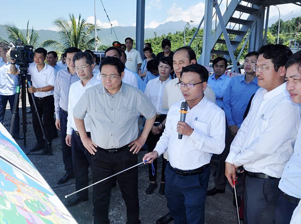 Ông Lê Thành Hưng, Giám đốc BQL các dự án cơ sở hạ tầng ưu tiên TP Đà Nẵng báo cáo với Thủ tướng Phạm Minh Chính và đoàn công tác của Chính phủ về dự án đầu tư xây dựng Bến cảng Liên Chiểu