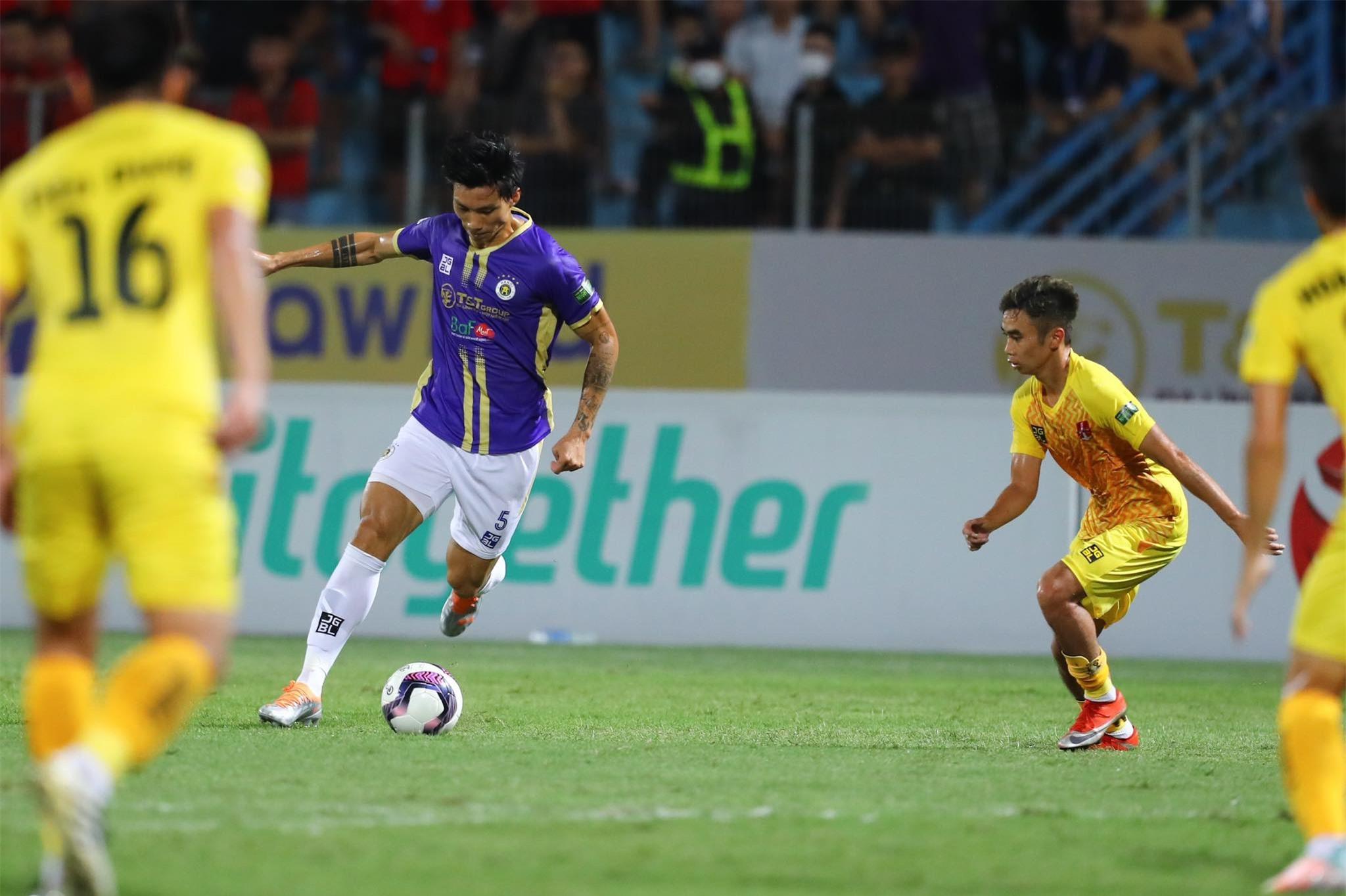 Văn Hậu tái xuất sân cỏ sau thời gian dài điều trị chấn thương - Ảnh: Đức Cường