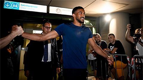 Bremer trong vòng tay chào đón của fan Juventus