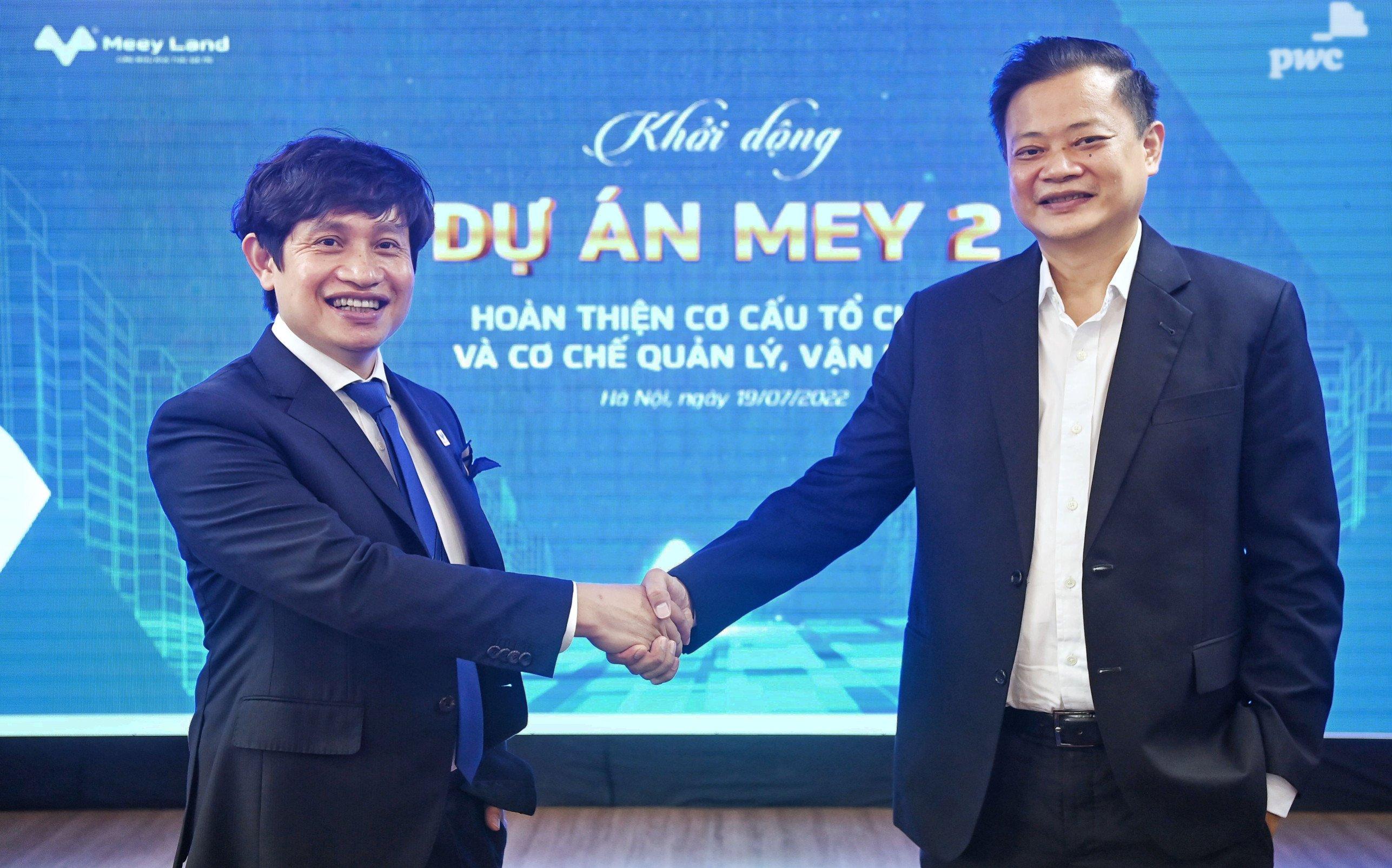 Ông Hoàng Mai Chung - Chủ tịch Hội đồng Quản trị Công ty Cổ phần Tập đoàn Meey Land và ông Johnathan SL Ooi - Phó Tổng Giám Đốc PwC Việt Nam, Lãnh đạo mảng tư vấn Thương vụ trong lễ Khởi động dự án MEY 2 Ông Hoàng Mai Chung - Chủ tịch Hội đồng Quản trị Công ty Cổ phần Tập đoàn Meey Land và ông Johnathan SL Ooi - Phó Tổng Giám Đốc PwC Việt Nam, Lãnh đạo mảng tư vấn Thương vụ trong lễ Khởi động dự án MEY 2