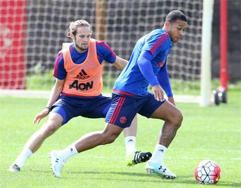 Cả Daley Blind (trái) và Memphis Depay đều không đáp ứng được kỳ vọng khi rời Hà Lan để cập bến M.U