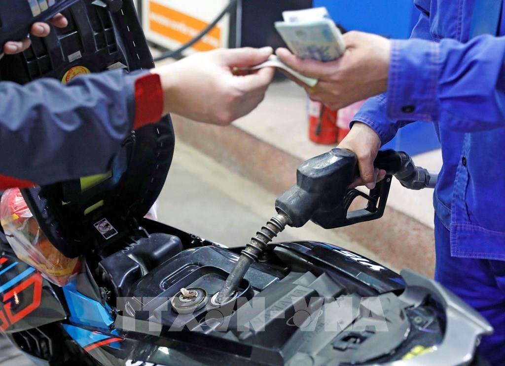Nhiều nhóm ngành hàng rục rịch giảm giá theo xăng dầu