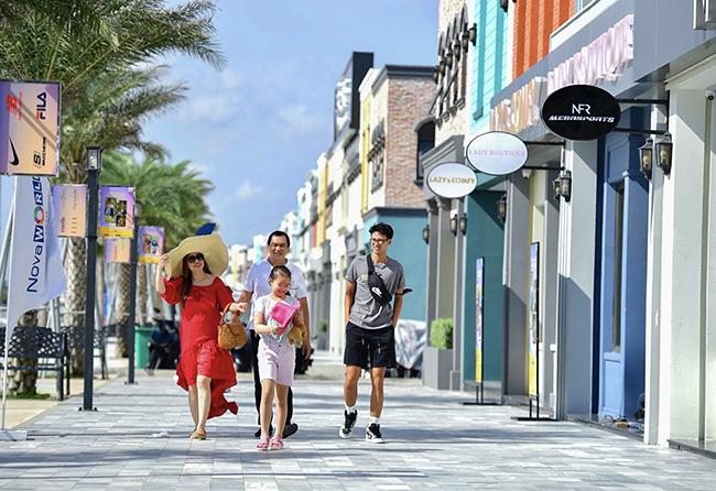 Đại lộ shophouse tại NovaWorld Ho Tram quy tụ đa dạng thương hiệu mua sắm và ẩm thực nổi tiếng.