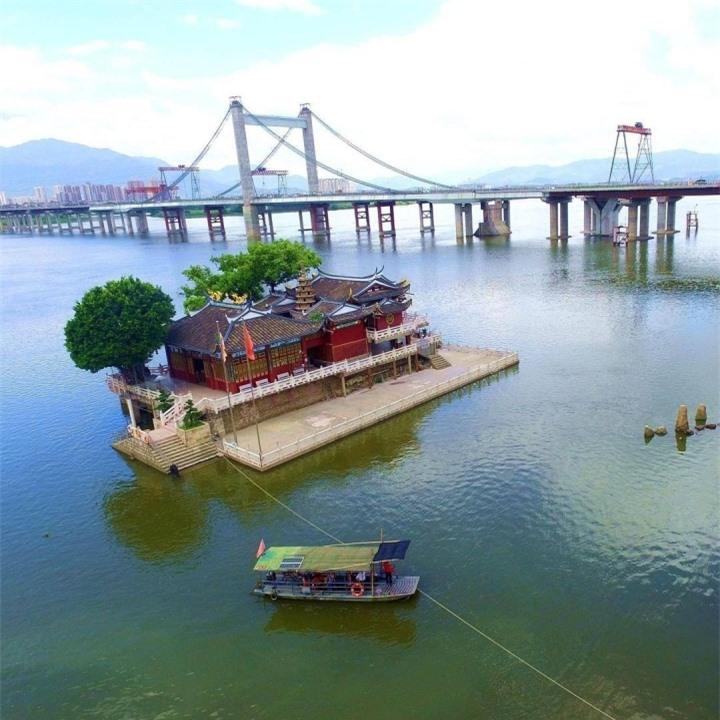 Ngôi chùa nổi giữa sông trở thành điểm săn ảnh đắt giá của du khách thế giới - 1