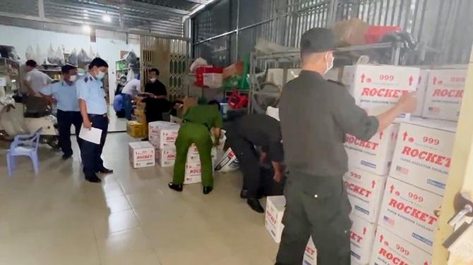 Lực lượng chức năng kiểm đếm số tang vật tạm giữ tại cơ sở kinh doanh của Lý.