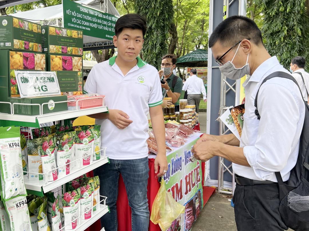 Doanh nghiệp, HTX tỉnh Long An tham gia trưng bày, giới thiệu sản phẩm nông sản đặc trưng tại buổi kết nối giao thương giữa các nhà cung cấp và doanh nghiệp xuất khẩu tại TP.HCM. Ảnh: Nguyễn Thủy.