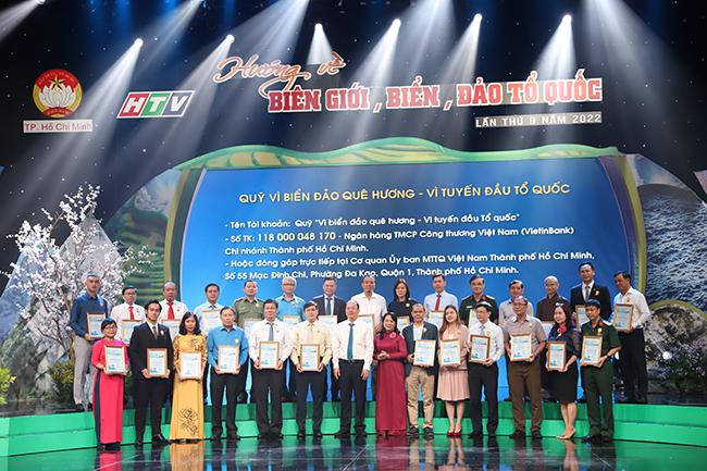 Các doanh nghiệp chung tay ủng hộ quỹ “Vì biển đảo quê hương – Vì tuyến đầu Tổ quốc”. Các doanh nghiệp chung tay ủng hộ quỹ “Vì biển đảo quê hương – Vì tuyến đầu Tổ quốc”.