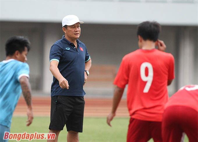 HLV Nguyễn Quốc Tuấn chia đôi đội hình, nhưng không phải đá đối kháng