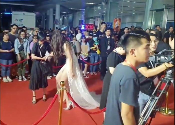 Nam Anh, Lý Nhã Kỳ... xử lý ra sao khi ngã nhào trên thảm đỏ