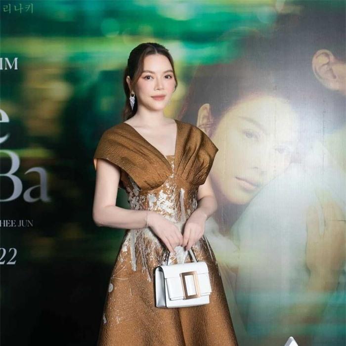 Nam Anh, Lý Nhã Kỳ... xử lý ra sao khi ngã nhào trên thảm đỏ