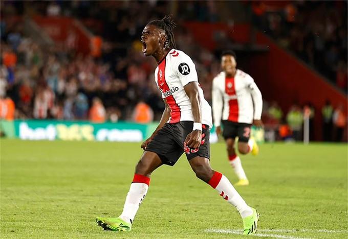 Lavia nã đại bác cân bằng tỷ số cho Southampton