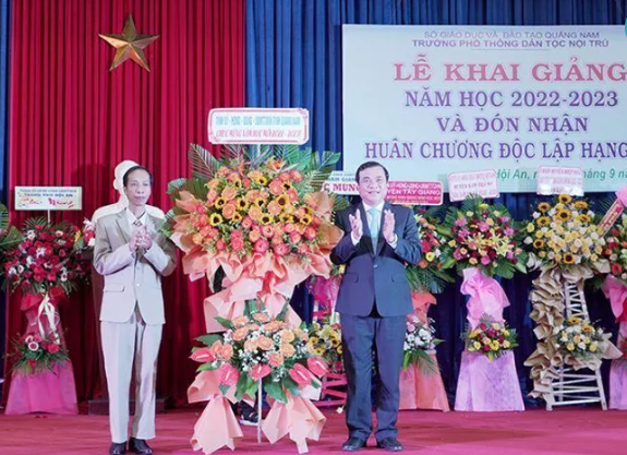 Bí thư Tỉnh ủy Hà Tĩnh Phan Việt Cường tặng hoa chúc mừng giáo viên và học sinh Trường Trung học Phổ thông Dân tộc Nội trú tỉnh Quảng Nam.hơn 354 nghìn học sinh các cấp và hơn 20 nghìn giáo viên ở tỉnh Quảng Nam bước vào khai giảng năm học 2022-2023.