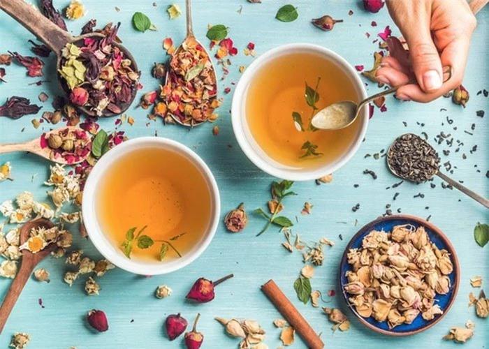 Uống trà thảo mộc trước khi đi ngủ giúp giảm cân