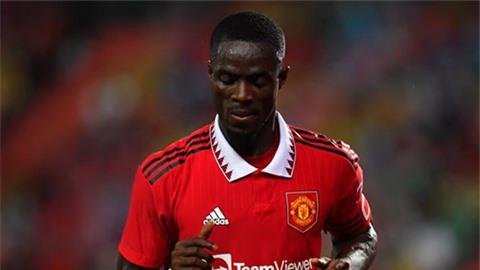 Eric Bailly quay lại chê trách MU