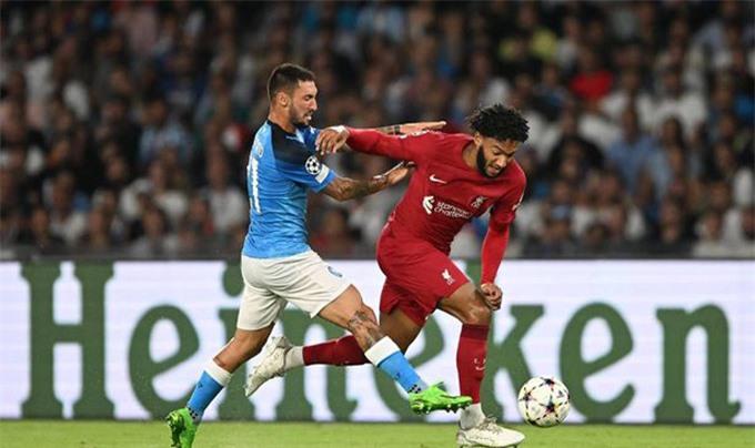 Gomez là thảm họa phòng ngự của Liverpool trong hiệp 1