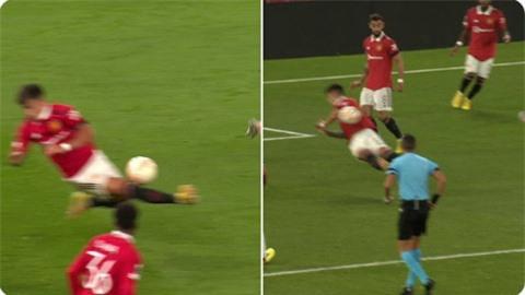 Fan Man United phẫn nộ với quyết định của VAR về quả penalty