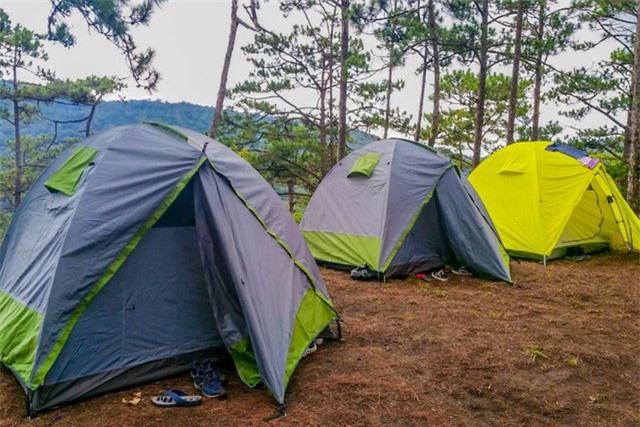 6 địa điểm cắm trại đẹp nhất ở Đà Lạt: Nơi số 3 còn được mệnh danh là "Thánh địa săn mây" - Ảnh 1.