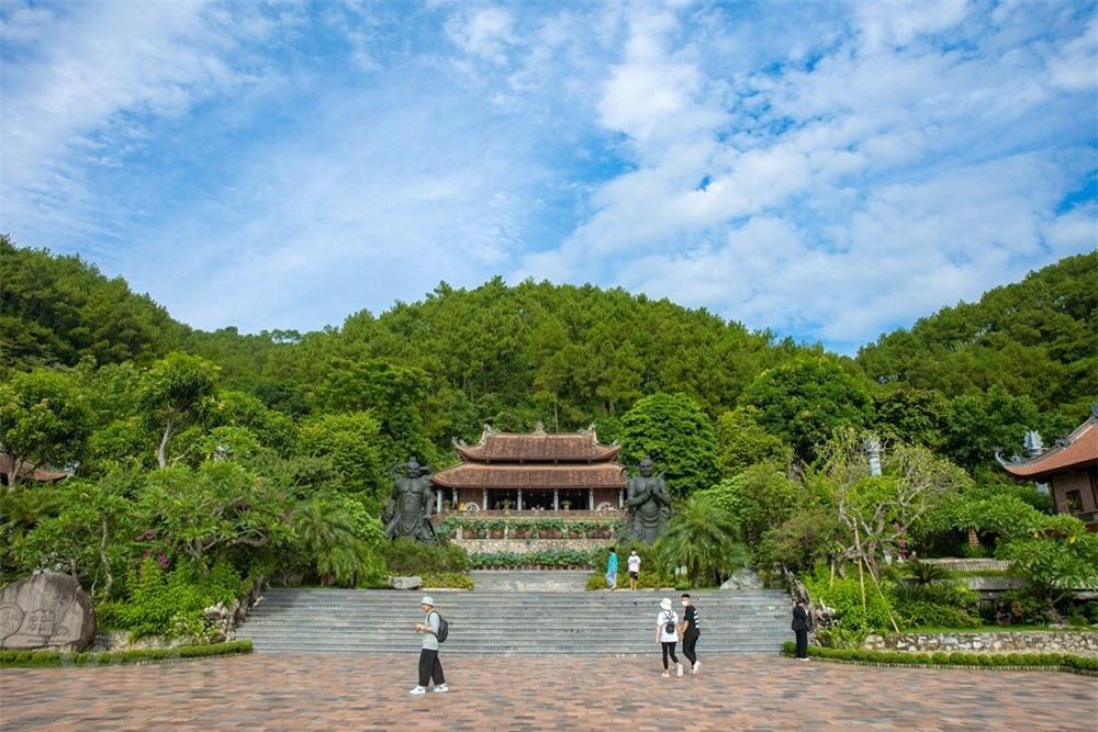 kham pha dia tang phi lai tu ngoi chua dep quen loi ve o ha nam