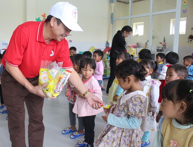 Đoàn thiện nguyện đến từng lớp học thăm hỏi, tặng quà cho các cháu.