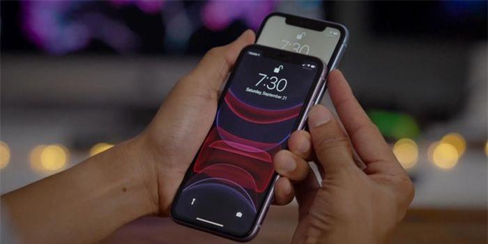 Với iOS 16, người dùng có thể mở khóa bằng Face ID ngay cả khi đang đặt ngang điện thoại. Ảnh: 9to5Mac.