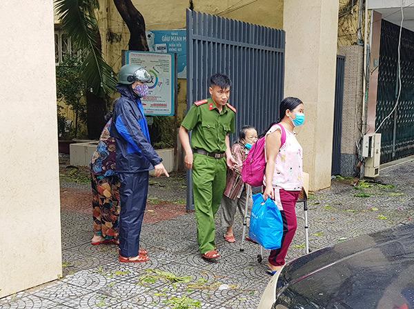 Phụ nữ, người già... ở Đà Nẵng sau khi sơ tán tập trung để tránh bão Noru đã được đưa trở về nhà sáng 28/9 Phụ nữ, người già... ở Đà Nẵng sau khi sơ tán tập trung để tránh bão Noru đã được đưa trở về nhà sáng 28/9