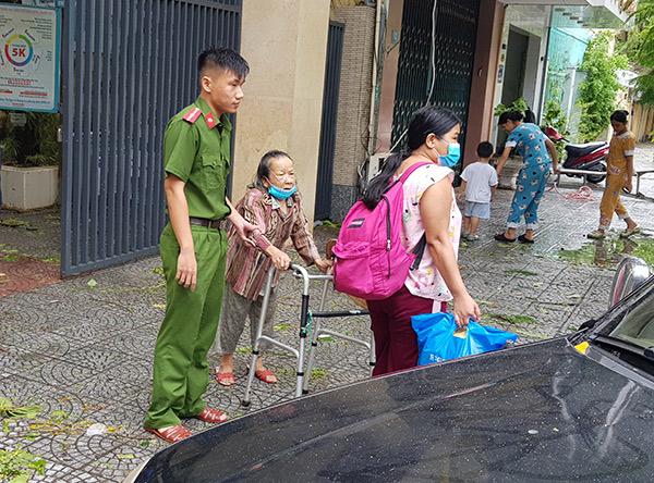 Phụ nữ, người già... ở Đà Nẵng sau khi sơ tán tập trung để tránh bão Noru... Phụ nữ, người già... ở Đà Nẵng sau khi sơ tán tập trung để tránh bão Noru...