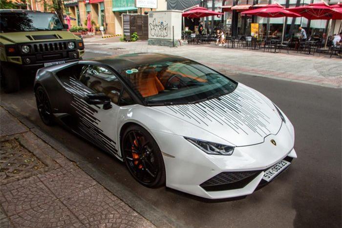 Một chiếc Lamborghini Huracan LP 610-4 với ngoại thất độc đáo đã xuất hiện trên một tuyến phố trung tâm TP.HCM dịp cuối tuần.