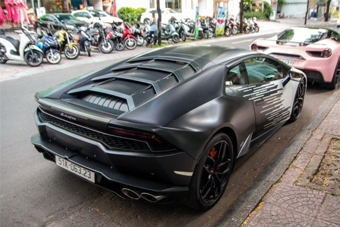 Cung cấp sức mạnh cho Lamborghini Huracan LP 610-4 là khối động cơ V10, dung tích 5.2L hút khí tự nhiên, sản sinh công suất 610 mã lực và 560 Nm mô-men xoắn. Kết hợp với hộp số bán tự động ly hợp kép 7 cấp và hệ dẫn động 4 bánh, xe có thể đạt vận tốc 100 km/h từ trạng thái tĩnh trong 3,2 giây, tốc độ tối đa 325 km/h.