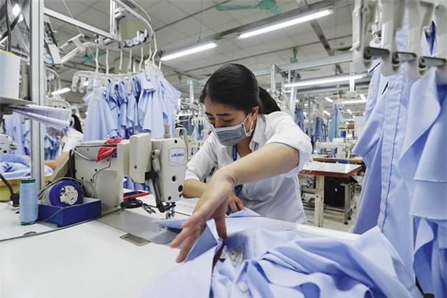 Dệt may nỗ lực vượt khó, “nhắm” đích 43 tỷ USD - Ảnh 1. Dệt may nỗ lực vượt khó, “nhắm” đích 43 tỷ USD - Ảnh 1.