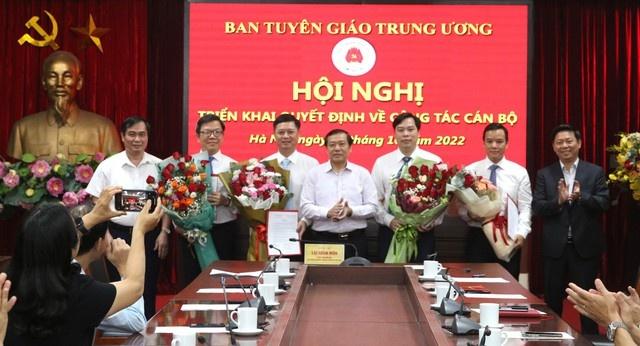 ban tuyen giao trung uong cong bo quyet dinh bo nhiem nhan su moi