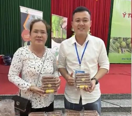 Anh Đặng Nhật Hảo với sản phẩm khởi nghiệp lạp xưởng cá tra