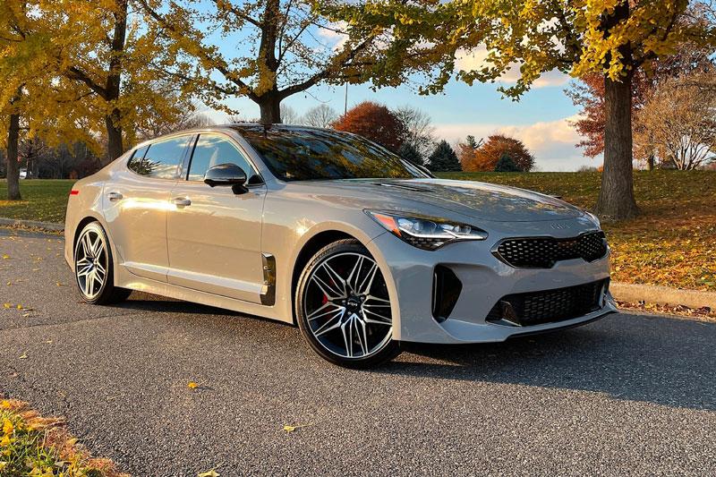 2. Kia Stinger (giá khởi điểm: 37.135 USD).