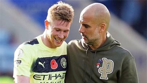 HLV Pep Guardiola cho rằng, De Bruyne (trái) vẫn chưa ở thời điểm hay nhất của sự nghiệp