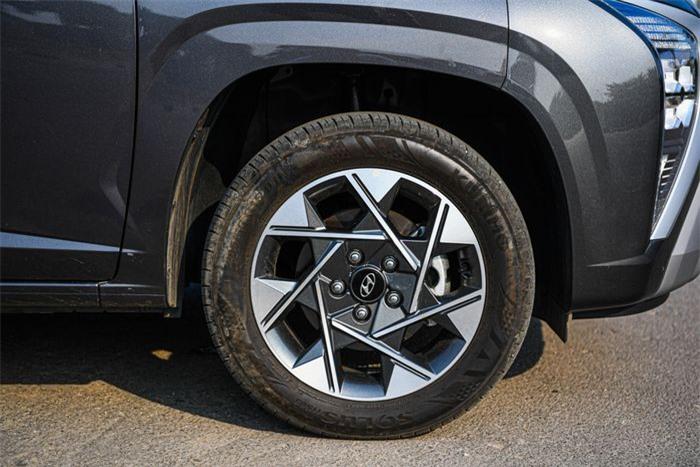 Tất cả phiên bản đều dùng chung la-zăng 16 inch cùng bộ lốp 205/55, tuy nhiên bản Cao Cấp có la-zăng phay 2 tone màu trông thể thao hơn.