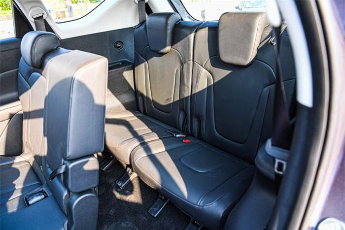 Hàng ghế thứ 3 khá nhỏ, chỉ phù hợp cho trẻ em hoặc chứa đồ. Người lớn cao từ 1,6 m trở lên sẽ gặp khó khăn nếu ngồi lâu ở vị trí này. 2 ghế sau này có thể gập gần như phẳng để làm chỗ chứa đồ.