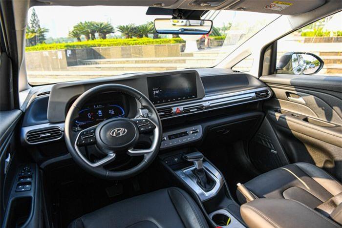 Khoang lái Stargazer gây chú ý với cụm màn hình trung tâm và màn hình tốc độ. Hệ thống màn hình thông tin giải trí có khả năng kết nối Apple CarPlay/Android Auto không dây. Dù thuộc phiên bản cao nhất, mẫu xe này vẫn không có ghế lái chỉnh điện, thay vào đó vẫn là loại chỉnh cơ 6 hướng. Phần lớn các chi tiết ở khoang cabin sử dụng vật liệu nhựa, có độ hoàn thiện khá tốt.