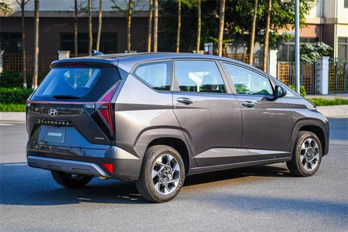 Stargazer Cao cấp được Hyundai lắp nhiều trang bị nhất trong tất cả phiên bản. Không khó nhận ra Stargazer Cao cấp thông qua các chi tiết như tay nắm cửa mạ chrome, huy hiệu Premium phía sau... Thiết kế ngoại thất của Stargazer thuần chất MPV hơn, trong khi các đối thủ như Veloz Cross, Xpander hay XL7 mang thiên hướng SUV. Qua đó thiết kế ngoại thất của Stargazer chưa phù hợp với thị hiếu của khách hàng tại thị trường Việt Nam hiện tại.