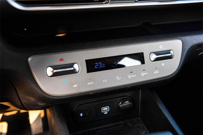 Xe được trang bị điều hòa tự động, tuy nhiên chỉ là loại một vùng. Thiết kế cụm điều chỉnh điều hòa tương đối nhỏ, vị trí trung tâm đặt một màn hình điện tử hiện thị nhiệt độ, chế độ gió cũng như mức gió.
