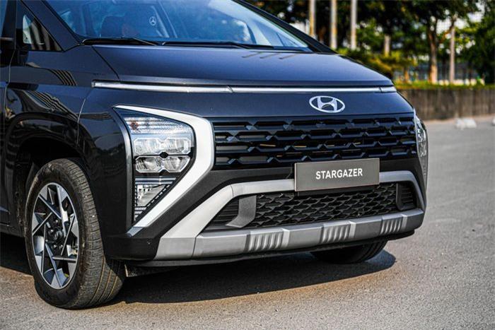 Khác với những phiên bản thấp hơn, Stargazer Cao cấp dùng hệ thống đèn pha LED, đi kèm là tính năng bật/tắt pha tự động.