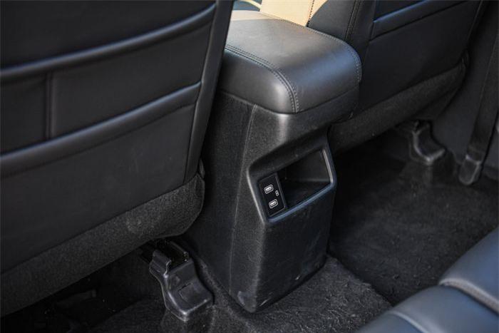 Hàng ghế sau được lắp sẵn 2 cổng sạc USB. Tương tự những dòng MPV khác, cửa gió điều hòa hàng ghế này được đặt phía trên trần.