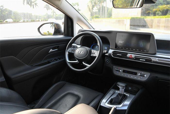 Phiên bản này được trang bị 6 túi khí, hệ thống an toàn Hyundai Smartsense (cảnh báo va chạm, phòng tránh va chạm, hỗ trợ giữ làn...), cảm biến áp suất lốp, cân bằng điện tử, khởi hành ngang dốc, phanh ABS/EBD...