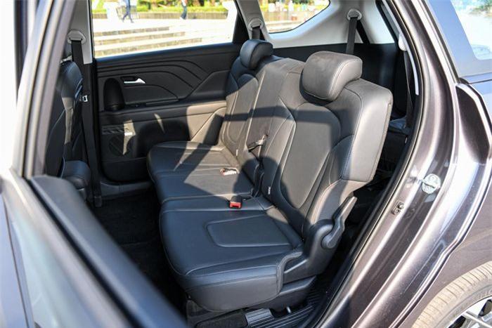 Ở phiên bản cao cấp, ghế ngồi trên xe được bọc da, tất cả các hàng ghế đều chỉ được trang bị khả năng chỉnh cơ. Hàng ghế thứ 2 trên Stargazer có thiết kế khá rộng rãi.