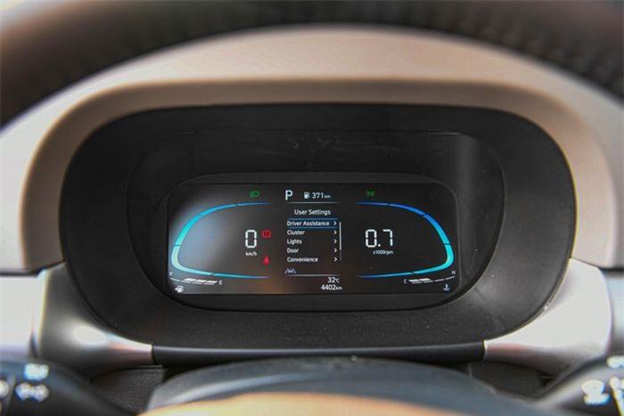 Trừ phiên bản Tiêu chuẩn, các phiên bản còn lại đều được trang bị màn hình tốc độ Full LCD với giao diện đặc trưng của các dòng xe Hyundai.