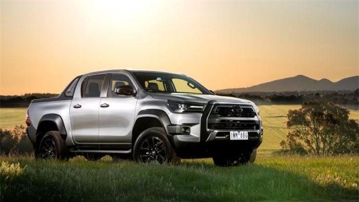 Ngoài việc cải tiến động cơ đạt chuẩn Euro5, Toyota Hilux 2023 cũng sẽ tăng giá bán. Ảnh: Drive.