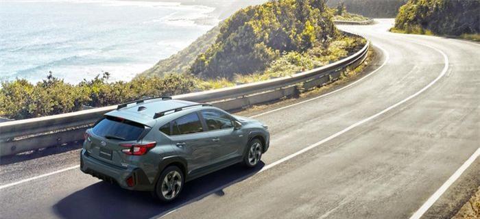 Subaru Crosstrek thế hệ thứ 3 được trang bị động cơ xăng hút khí tự nhiên 2.0L, công suất 145 mã lực tại 6.000 vòng/phút và mô-men xoắn 188 Nm từ 4.000 vòng/phút. Động cơ này kết hợp với một mô-tơ điện 13 mã lực và mô-men xoắn 65 Nm.