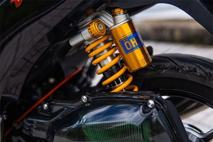 Hệ thống treo sau là nơi tiêu tốn của chủ nhân nhiều nhất. Giảm xóc Ohlins HO811 kết hợp cùng núm tăng chỉnh độ nén lò xo có giá bán gần 13 triệu đồng.