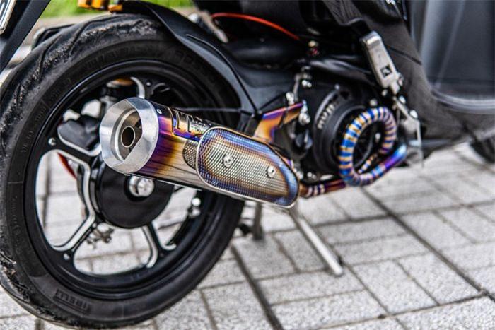 Ống xả mới làm từ chất liệu titanium là điểm nhấn cho phần đuôi xe.