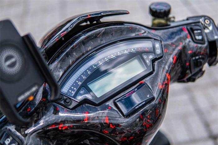 Cụm màn hình tốc độ mới mang thiết kế lấy cảm hứng từ mẫu Kawasaki ZX-10R, trang bị này có giá khoảng 6 triệu đồng. Phần nhựa ốp khu vực này cũng được ốp carbon tạo sự đồng nhất với các chi tiết khác trên xe.