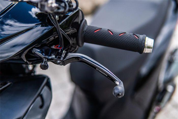 Tay phanh trên xe kết hợp giữa thương hiệu Brembo và Accossato, tổng chi phí cho 2 món phụ kiện này là 10 triệu đồng.